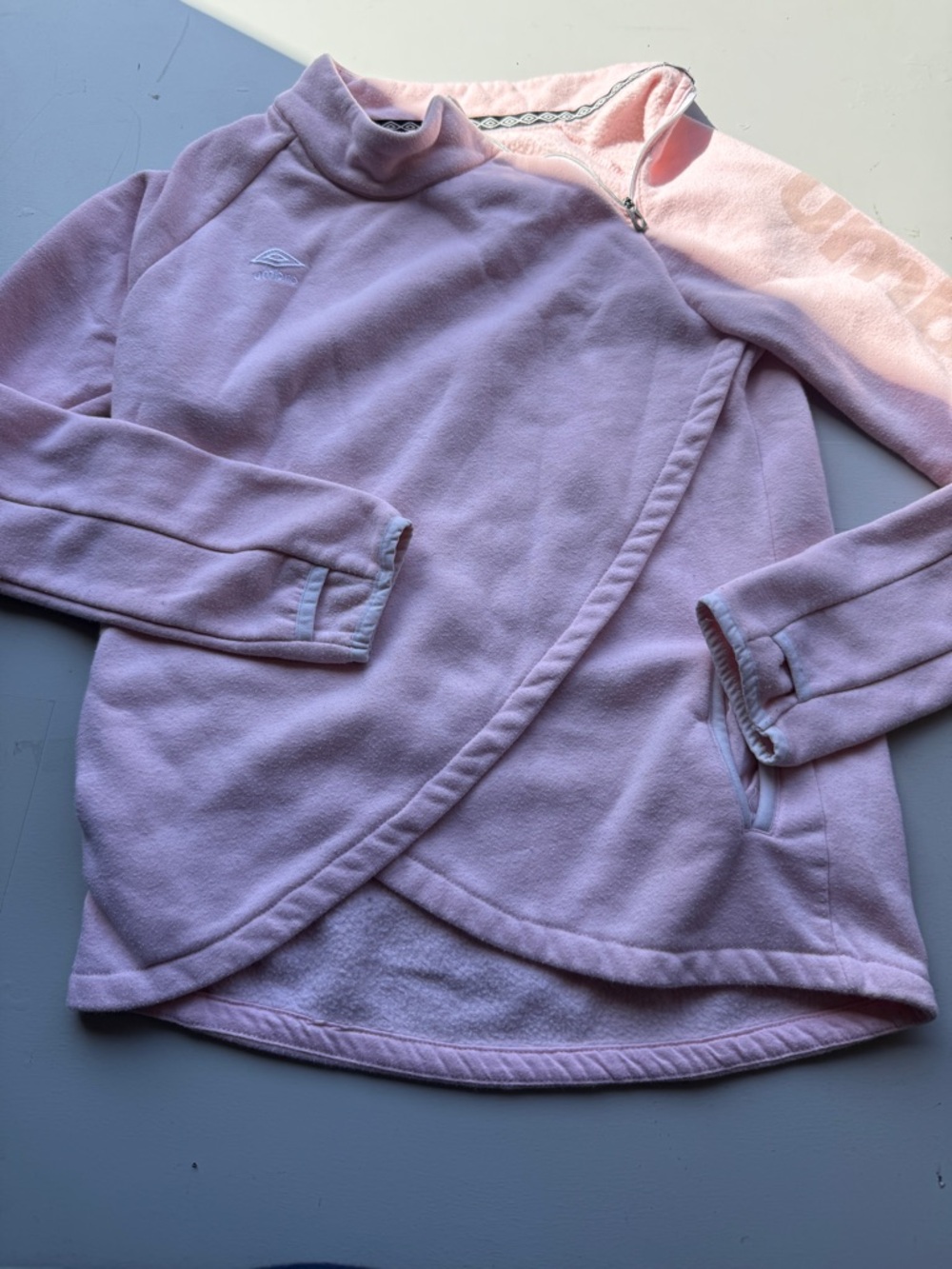 4/$25 Umbro Girls Light Pink Fleece Pullover sweater xl 14/16 angled worn A11